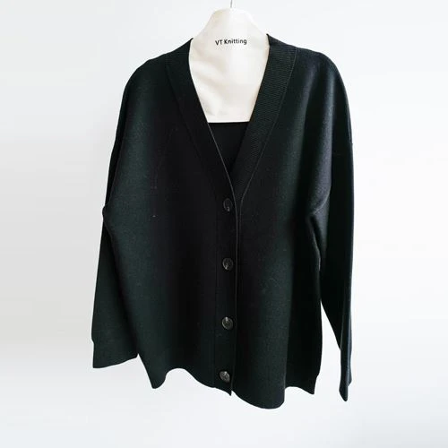 Dámský svetr z černé vlny Cardigan